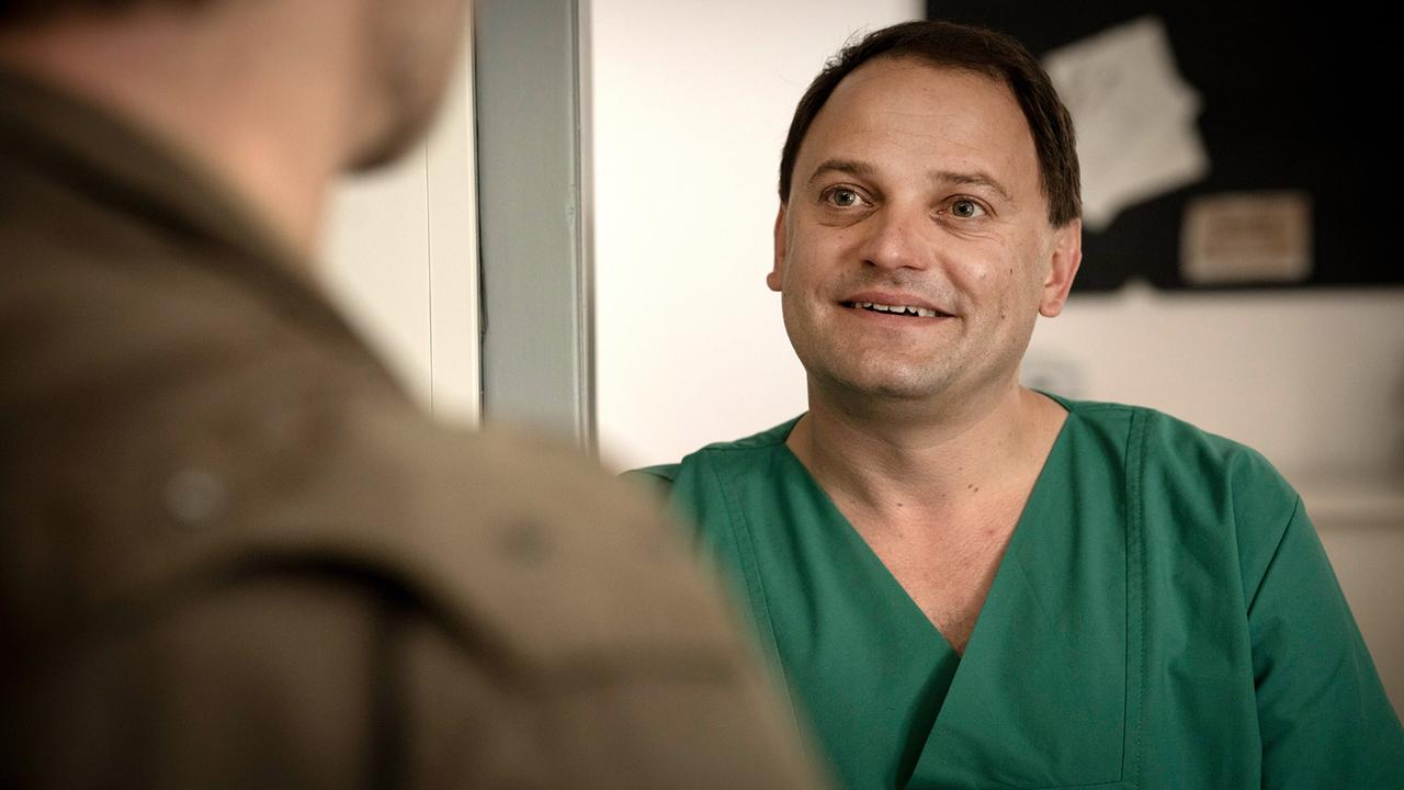 "Tatort: Abstellgleis": Dr. Magnus Gabor (Stefan Haschke): Er ist der neue in der Rechtsmedizin. Und von Peter Faber hat er schon viel gehört – allerdings nicht allzu viel Gutes. Das lässt er den Kommissar gleich bei der ersten Begegnung wissen.