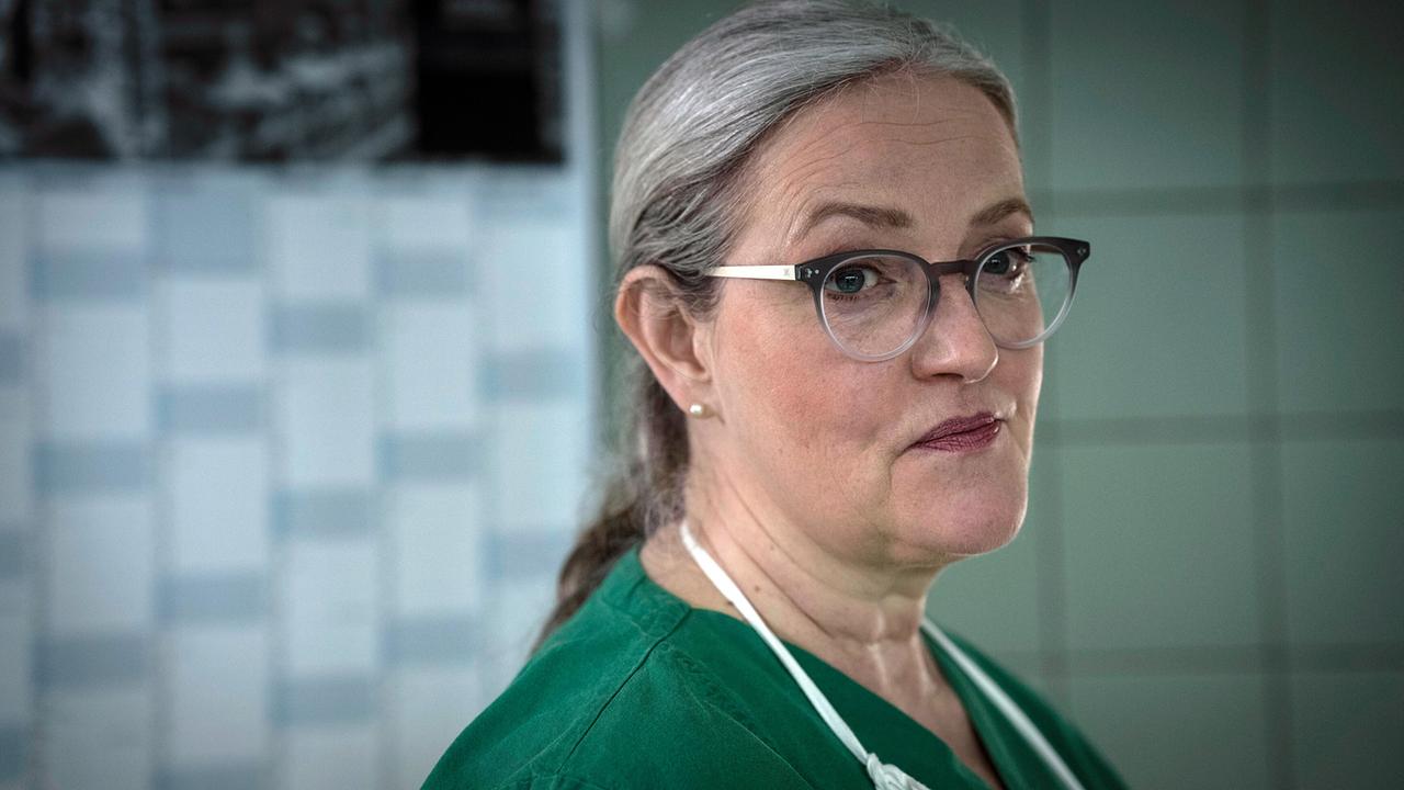 "Tatort: Abstellgleis": Dr. Greta Leitner (Sybille J. Schedwill) leitet die Rechtsmedizin in Dortmund bereits seit vielen Jahren. Doch jetzt hat man ihr einen jungen Kollegen zur Seite gestellt, der ganz offensichtlich an ihrem Stuhl sägt.