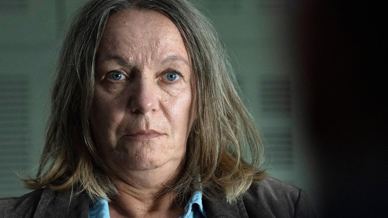 "Tatort: Abstellgleis": Rosa Herzogs Mutter Susanne Bütow (Esther Zschieschow) war Mitglied in der RAF. Sie ist inhaftiert. Doch – ob sie will oder nicht – auf das Leben ihrer Tochter hat sie nach wie vor einen wichtigen Einfluss.