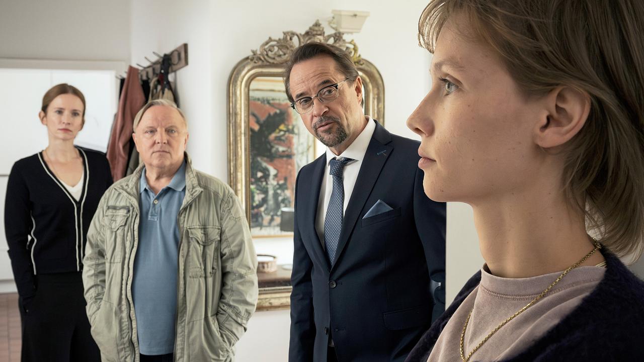 "Tatort: Fiderallala": Im Haus von Solveig Menke (Adina Vetter, l.) konfrontieren Frank Thiel (Axel Prahl, 2.v.l.) und Prof. Karl-Friedrich Boerne (Jan Josef Liefers, 2.v.r.) deren Tochter Fraya Menke (Meira Durand, r.) damit, dass ihre DNA am Mordopfer nachgewiesen wurde.