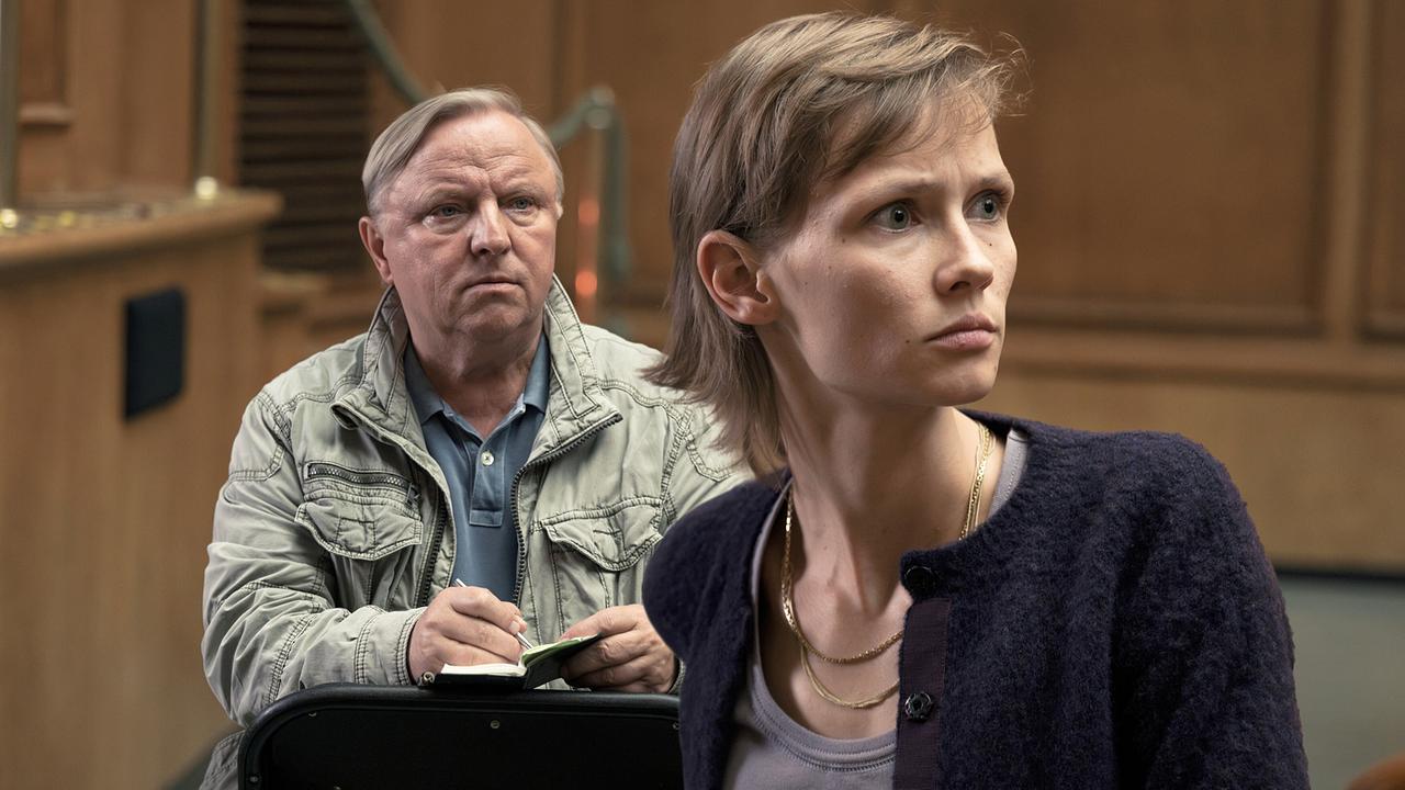 "Tatort: Fiderallala": Gerade als Frank Thiel (Axel Prahl, l.) die Studentin Fraya Menke (Meira Durand, r.) befragen will, werden sie plötzlich unterbrochen.