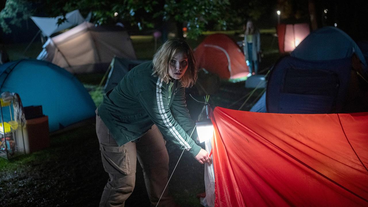 "Tatort: Fiderallala": Kim Moser (Bineta Hansen) wohnt notgedrungen in der Zeltstadt und hat es eilig, zur Studentenparty zu kommen.