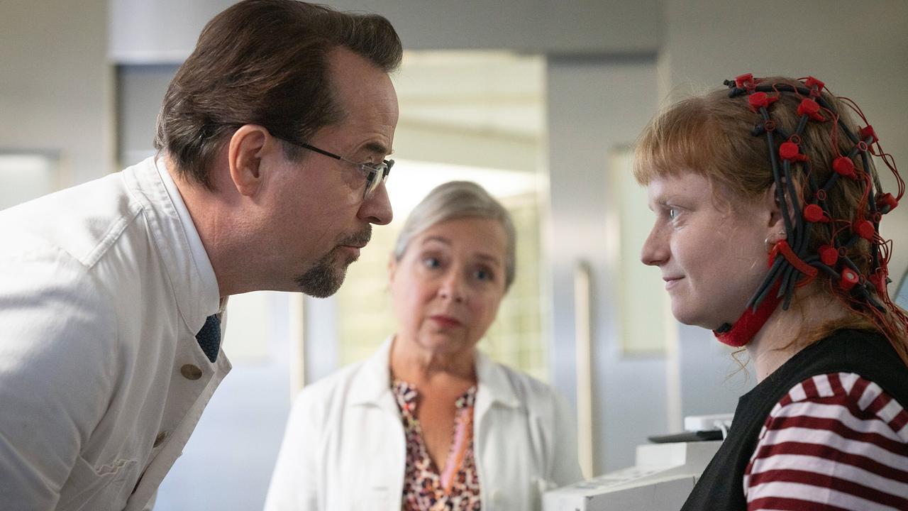 "Tatort: Fiderallala": Das Verhalten von Lucy Osthofen (Luise von Stein, r.) ist mehr als rätselhaft. Prof. Karl-Friedrich Boerne (Jan Josef Liefers, l.) und Silke Haller (ChrisTine Urspruch, M.) suchen eine medizinische Erklärung.