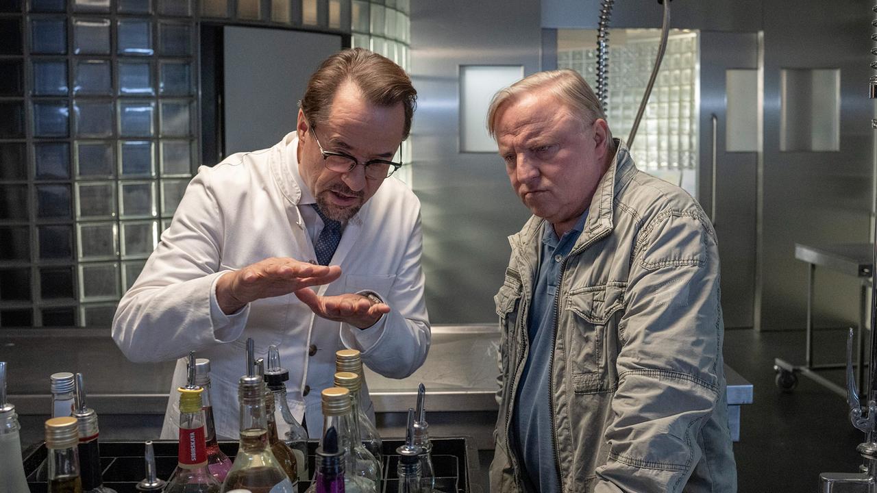 "Tatort: Fiderallala": Kommissar Frank Thiel (Axel Prahl, r.) kann kaum glauben, was ihm Prof. Karl-Friedrich Boerne (Jan Josef Liefers, l.) zum Tathergang erklärt.