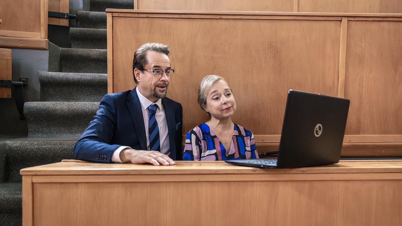 "Tatort: Fiderallala": Prof. Karl-Friedrich Boerne (Jan Josef Liefers, l.) und Silke Haller (ChrisTine Urspruch, r.) präsentieren Staatsanwältin Wilhelmine Klemm freudig ihren Erkenntnisgewinn aus einem spektakulären Experiment, das zur Lösung des verworrenen Falles beiträgt.