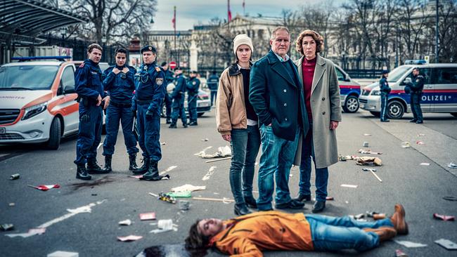 "Tatort – Wir sind nicht zu fassen": Noah L.Perktold (Jonas Leisch), Beritan Balci (Leyla Kiyak), Wolfgang Oliver (Markus Schuch), Christina Scherrer (Meret Schande), Adele Neuhauser (Bibi Fellner)