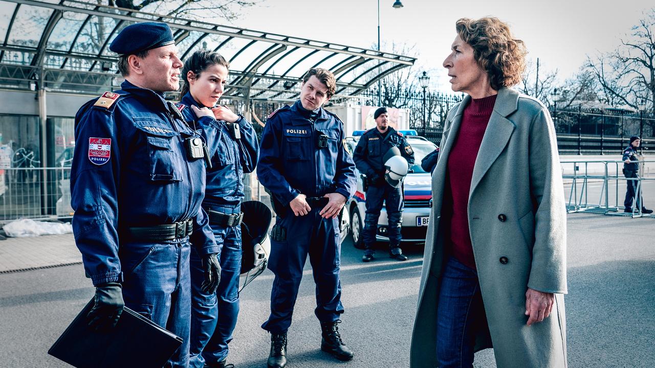 "Tatort – Wir sind nicht zu fassen": Wolfgang Oliver (Markus Schuch), Beritan Balci (Leyla Kiyak), Noah L.Perktold (Jonas Leisch), Adele Neuhauser (Bibi Fellner)