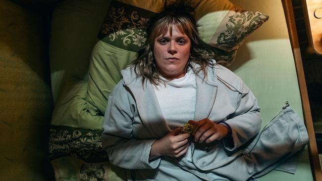 "Tatort: Feuer": Hauptkommissarin Rosa Herzog (Stefanie Reinsperger) liegt wach in ihrem Bett im Dortmunder Frauenhaus.