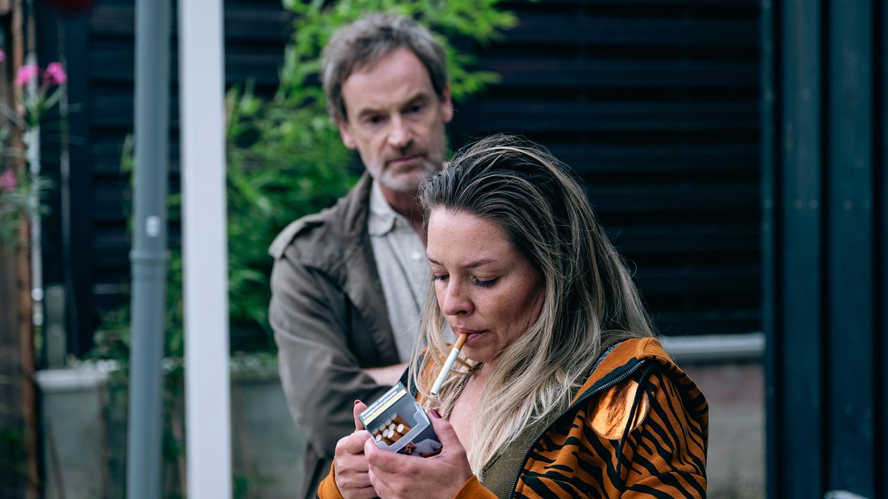 "Tatort: Feuer": Hauptkommissar Peter Faber (Jörg Hartmann) spricht mit Fanny Bellmes (Karolina Lodyga), einer Freundin von Meike Gebken.
