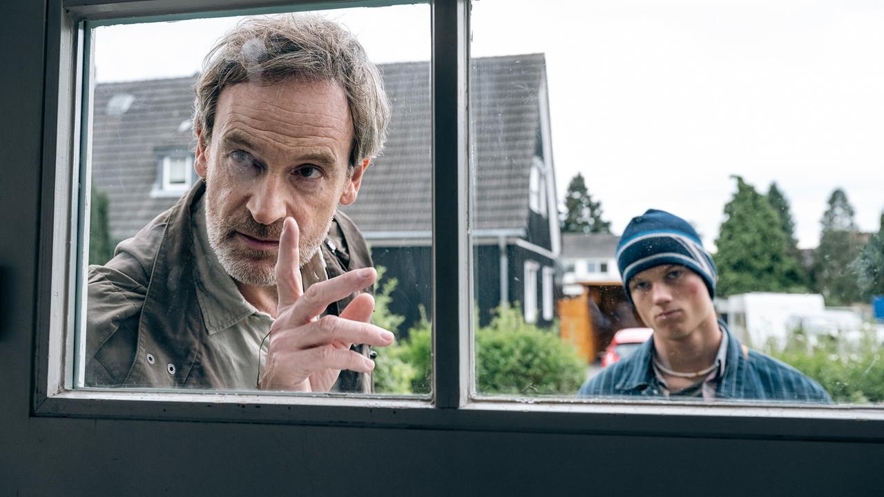 "Tatort: Feuer": Hauptkommissar Peter Faber (Jörg Hartmann) und Finn Gebken (Caspar Hoffman), Sohn der toten Meike Gebken.