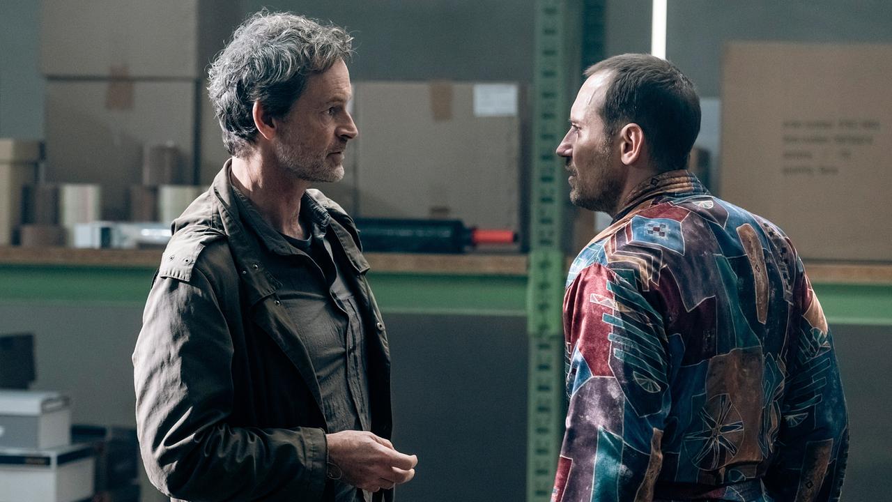"Tatort: Feuer": Hauptkommissar Peter Faber (Jörg Hartmann) überbringt Jens Hielscher (Sebastian Zimmler) die Nachricht vom Tod seiner Frau und dem Brand in seinem Haus.