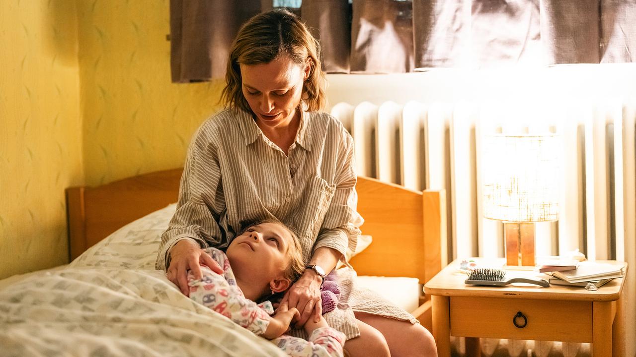 "Tatort: Feuer": Meike Gebken (Nadja Becker) hat mit ihrer Tochter Zoe Gebken (Tesla Tekin) Zuflucht im Dortmunder Frauenhaus gesucht.