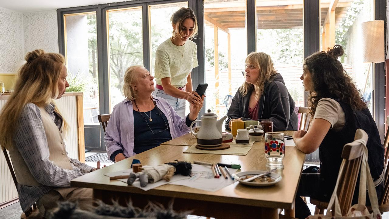 "Tatort: Feuer": Hauptkommissarin Rosa Herzog (Stefanie Reinsperger, 2.v.r.) ermittelt verdeckt im Dortmunder Frauenhaus. Die Bewohnerinnen Amelie Schreiners (Katharina Behrens), Gudrun Haus (Martina Eitner-Acheampong), Elena Bührens (Silvana Synovia) und Nayla Akgün (Hannah Gharib v.l.n.r.), erzählen ihr, dass Meike Gebken Opfer häuslicher Gewalt war.