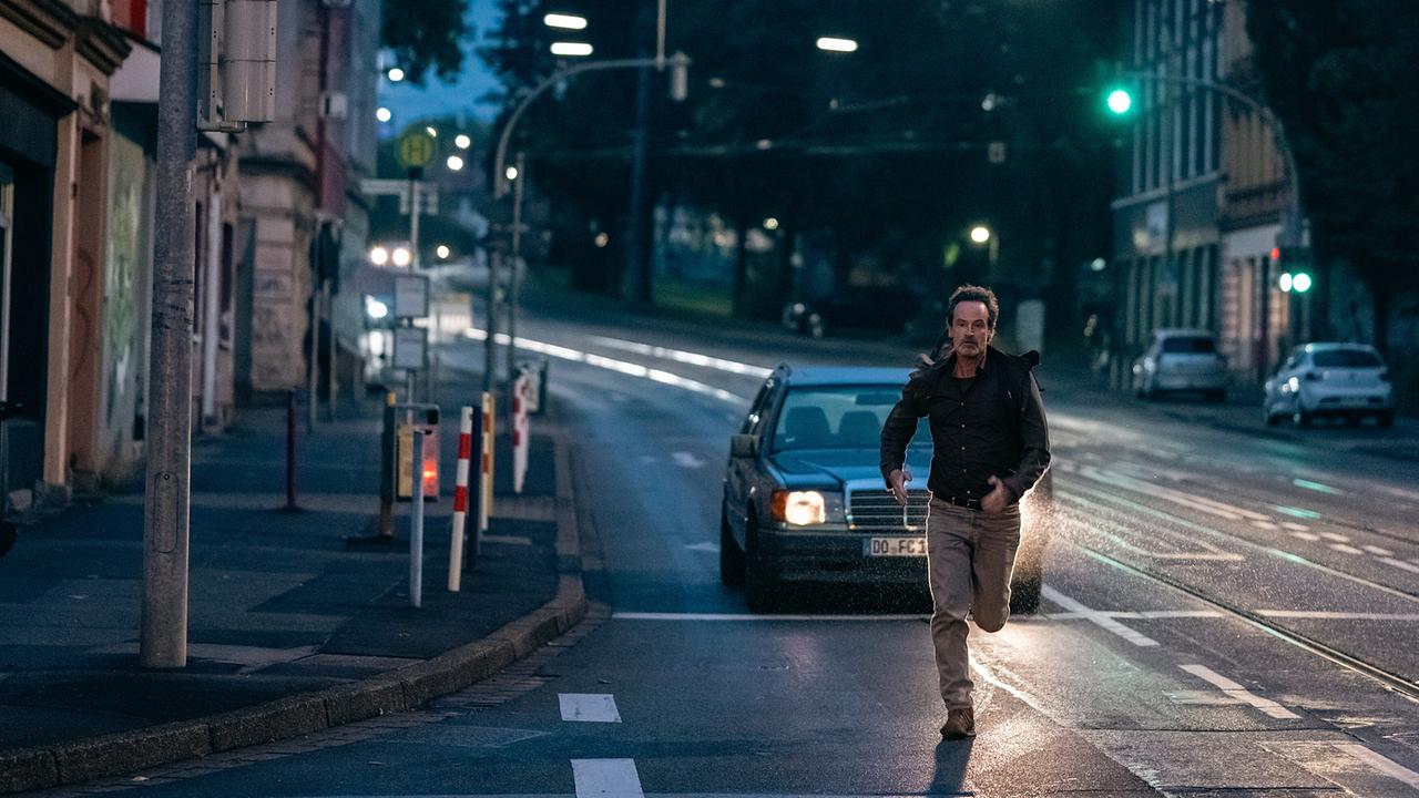 "Tatort: Feuer": Hauptkommissar Peter Faber (Jörg Hartmann) lässt sein Auto stehen und verfolgt Finn Gebken.