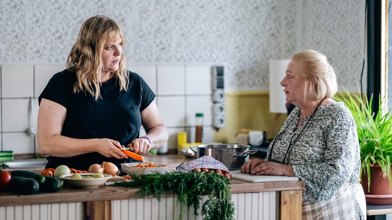 "Tatort: Feuer": Hauptkommissarin Rosa Herzog (Stefanie Reinsperger) ermittelt verdeckt im Dortmunder Frauenhaus. Bewohnerin Gudrun Haus (Martina Eitner-Acheampong) erzählt ihr über Meike Gebken.