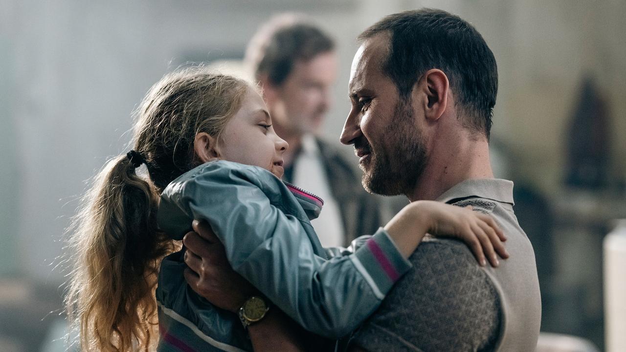 "Tatort: Feuer": Zoe Gebken (Tesla Tekin) wohnt nach dem Tod ihrer Mutter bei ihrem Vater Jens Hielscher (Sebastian Zimmler).