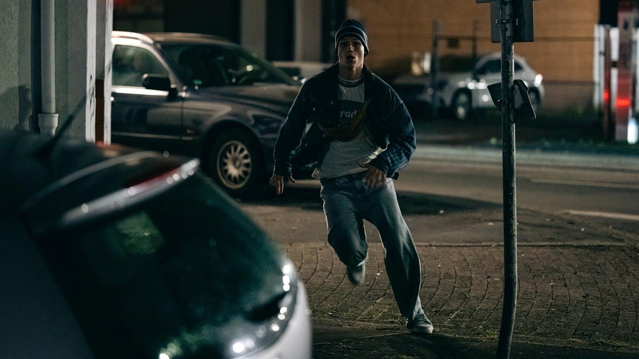 "Tatort: Feuer": Finn Gebken (Caspar Hofmann) versucht, vor Hauptkommissar Peter Faber zu fliehen.