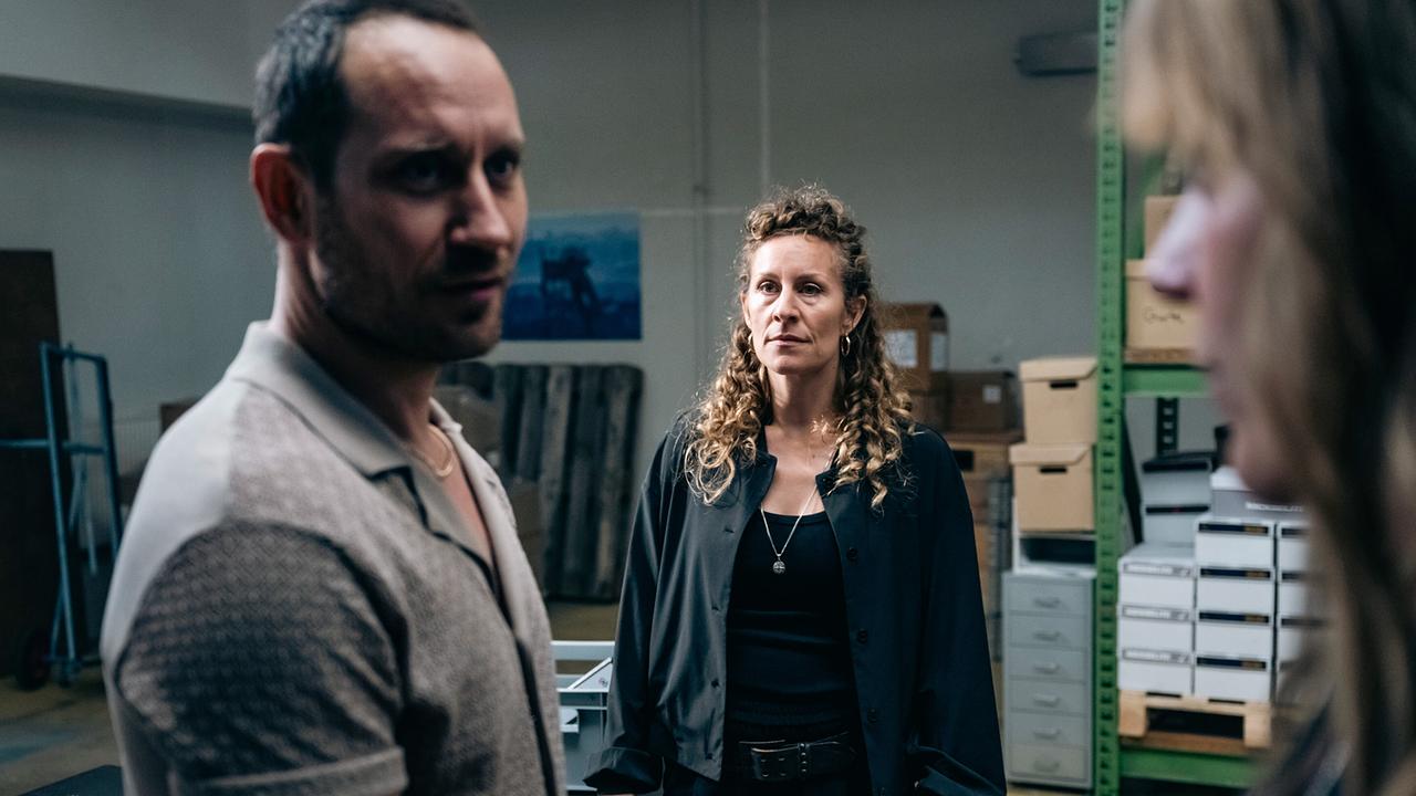 "Tatort: Feuer": Hauptkommissarin Rosa Herzog (Stefanie Reinsperger, r) und die Leiterin der Mordkommission, Ira Klasnić (Alessija Lause), wollen Jens Hielscher (Sebastian Zimmler) zur Rede stellen.