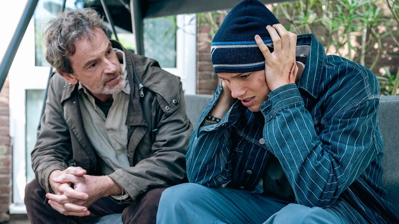 "Tatort: Feuer": Finn Gebken (Caspar Hoffmann, r.) ist wieder aufgetaucht, Hauptkommissar Peter Faber (Jörg Hartmann) versucht, ihn zum Reden zu bringen.