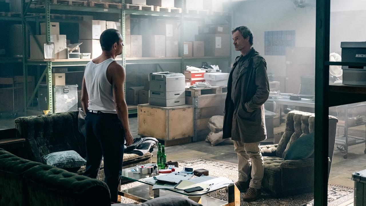 "Tatort: Feuer": Hauptkommissar Peter Faber (Jörg Hartmann, r) sucht Jens Hielscher (Sebastian Zimmler) in dessen Firma auf.