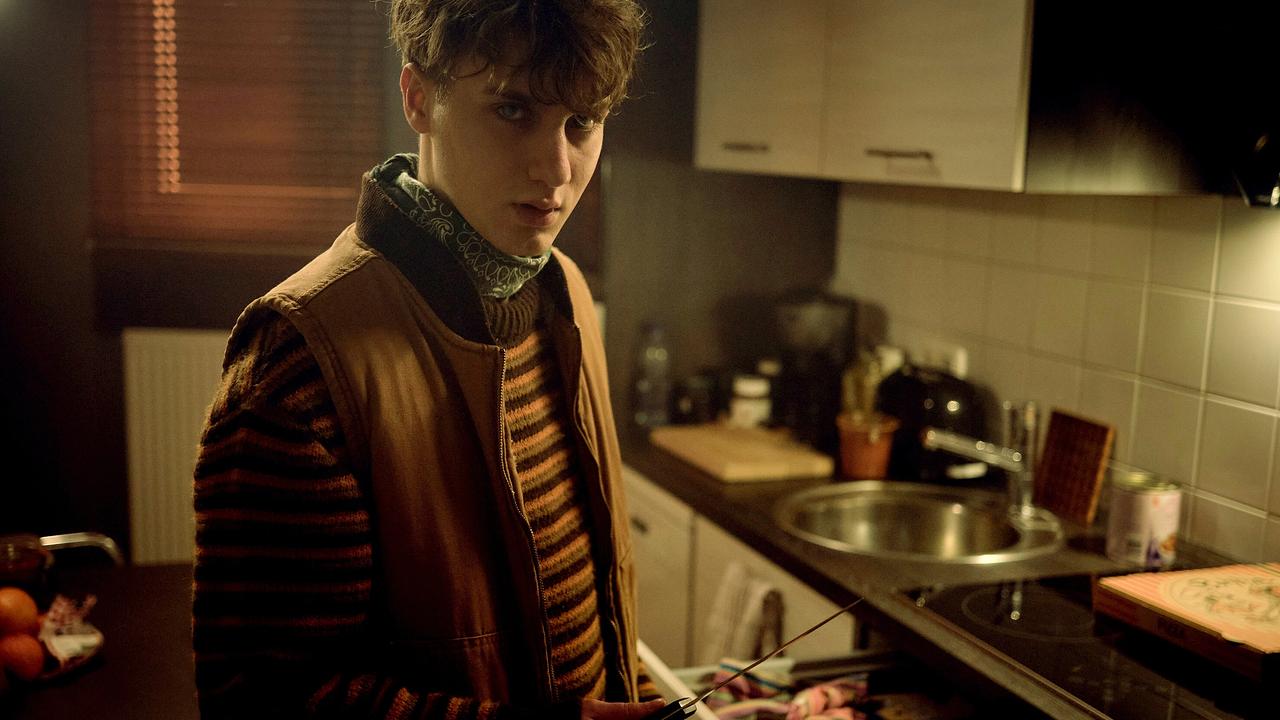 "Tatort: Der Stelzenmann": Swen (Samuel Benito) ist sicher, dass er verfolgt wird und wappnet sich gegen einen Eindringling.