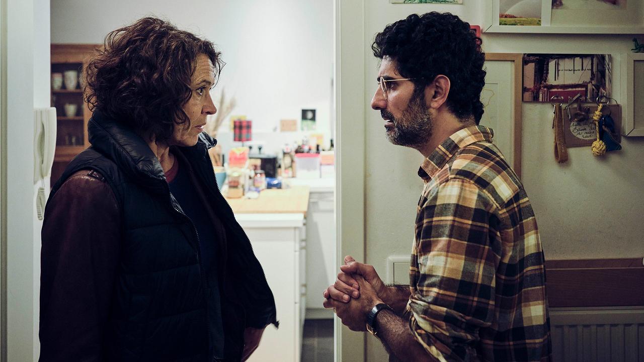 "Tatort: Der Stelzenmann": Jan Wagner (Reza Brojerdi) braucht Zuspruch von Lena Odenthal (Ulrike Folkerts), um die Hoffnung auf die Rückkehr seines Sohnes nicht zu verlieren.