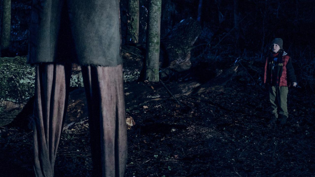 "Tatort: Der Stelzenmann": Der kleine Paul (William Vonnemann) ist in der Gewalt eines Wesens, das ihm Angst macht.