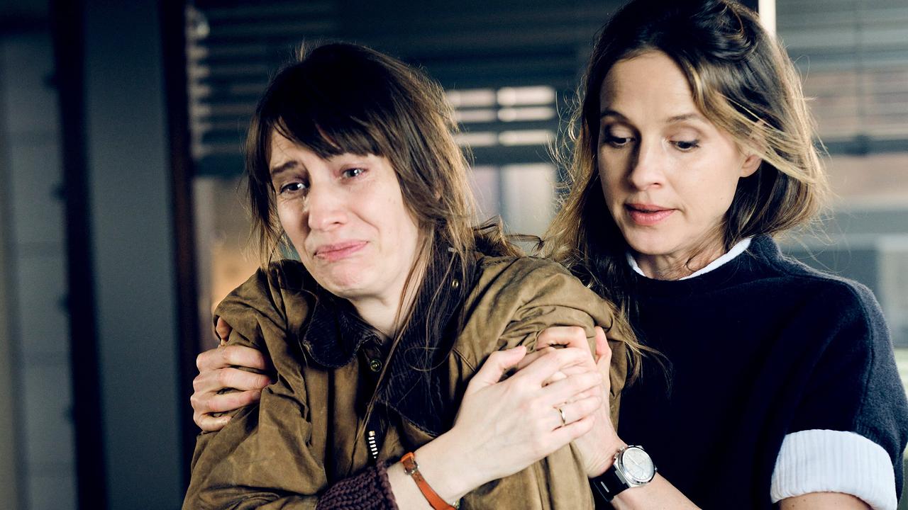 "Tatort: Der Stelzenmann": Ellen Wagner (Lisa Hofer) hat schreckliche Angst, dass ihr Sohn nicht mehr am Leben sein könnte, Johanna Stern (Lisa Bitter) muss sie beruhigen.