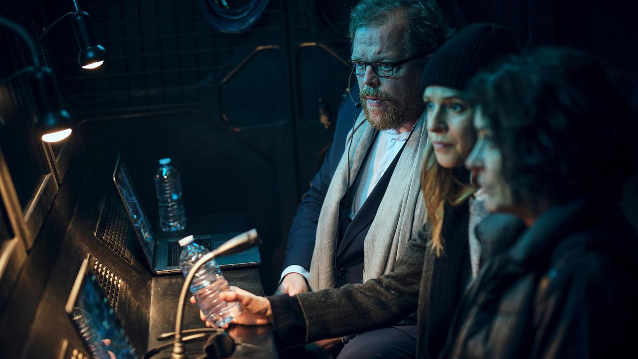 "Tatort: Der Stelzenmann": Kurt Breising (Bernd Hölscher) vom LKA, Johanna Stern (Lisa Bitter) und Lena Odenthal (Ulrike Folkerts) verfolgen die Geldübergabe an den mutmaßlichen Entführer. Zunehmend haben sie den Verdacht, dass es sich nur um ein Ablenkungsmanöver handelt …