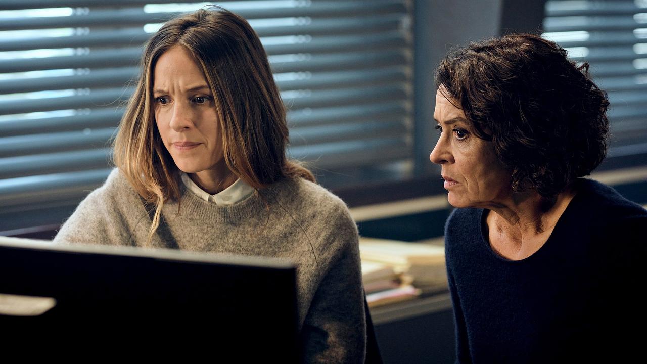 "Tatort: Der Stelzenmann": Johanna Stern (Lisa Bitter,l.) zeigt Lena Odenthal (Ulrike Folkerts), was sie in den Akten gefunden hat: Einen ähnlichen, nie geklärten Fall von vor zehn Jahren. Handelt es sich womöglich um denselben Täter?