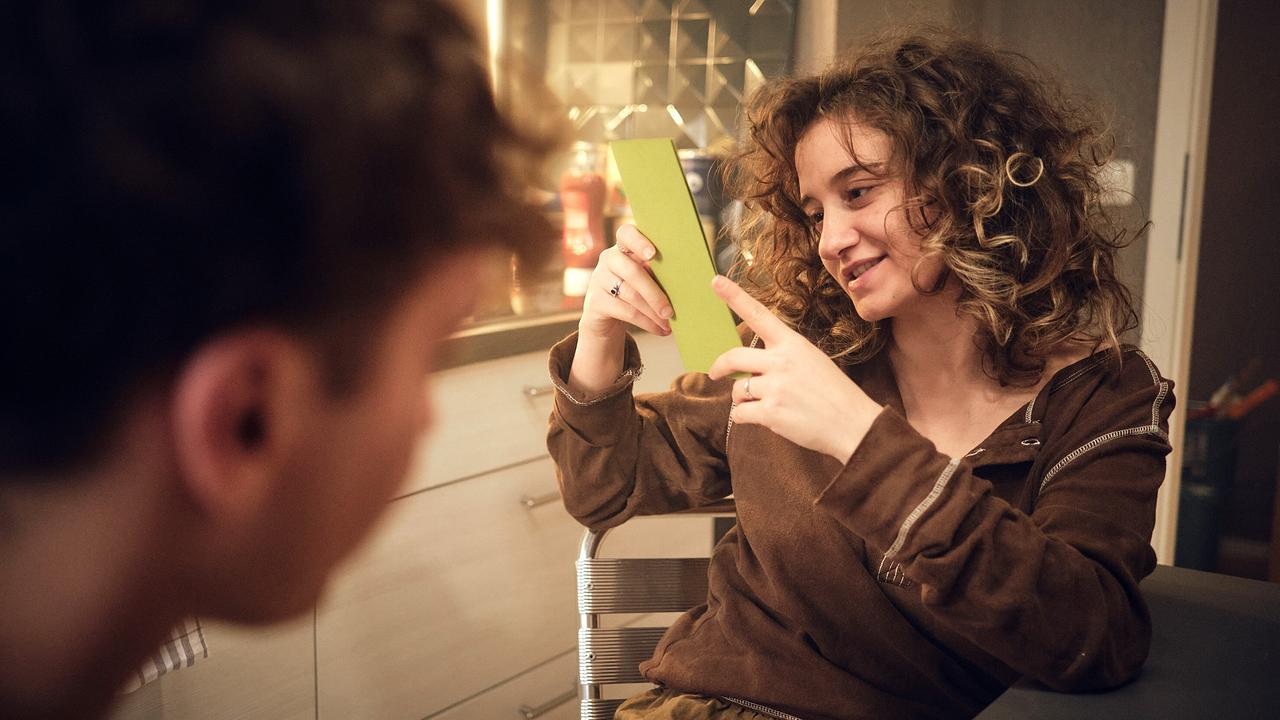 "Tatort: Der Stelzenmann": Aylin (Meryem Ebru Döndü Öz) mag Swen (Samuel Benito) und versucht, ihm näher zu kommen.