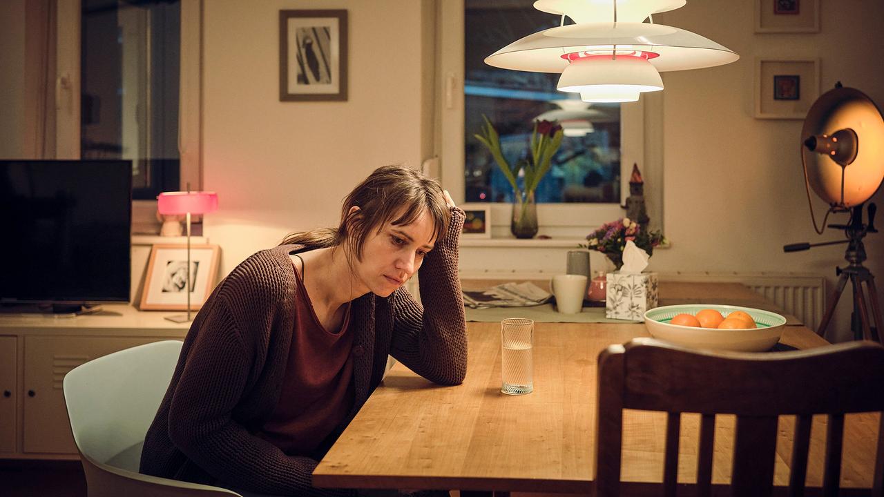 "Tatort: Der Stelzenmann": Während ihr Mann bei der Lösegeldübergabe ist, kann Ellen (Lisa Hofer) nichts anderes tun als warten und hoffen …