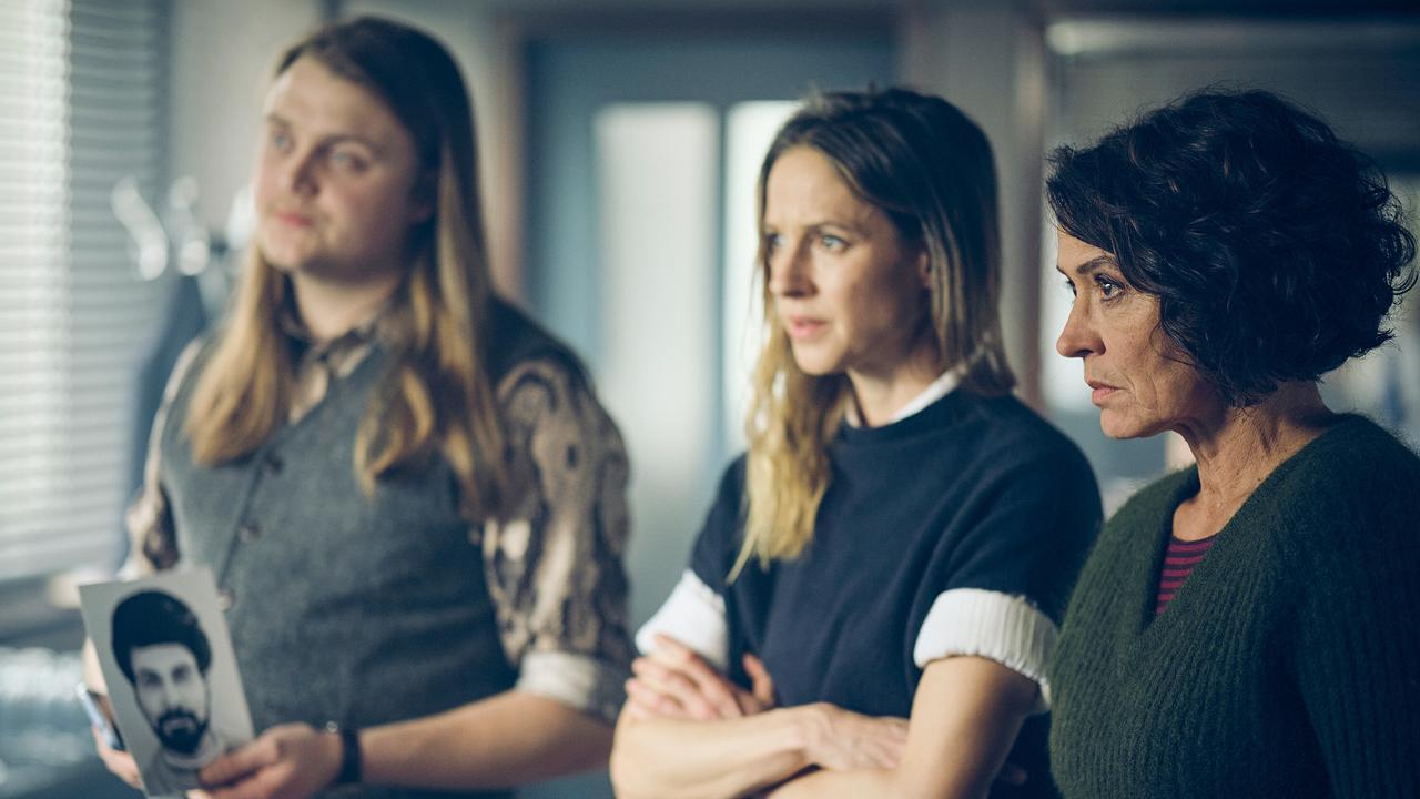 "Tatort: Der Stelzenmann": Mit der Aussage ihres Zeugen kann etwas nicht stimmen. Lena (Ulrike Folkerts r.), Johanna (Lisa Bitter) und Nico (Johannes Scheidweiler, li.) bekommen Zweifel.