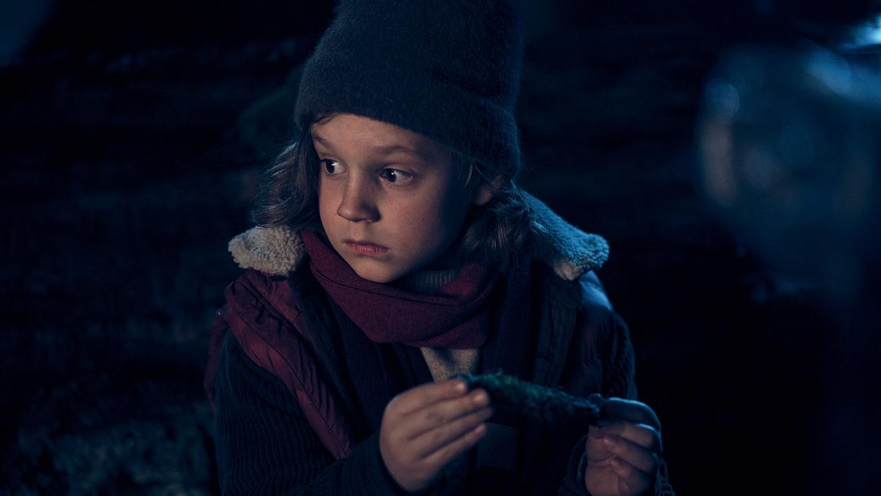 "Tatort: Der Stelzenmann": Wieso hat der Entführer ihn in den Wald gebracht? Paul (William Vonnemann) hat Angst.