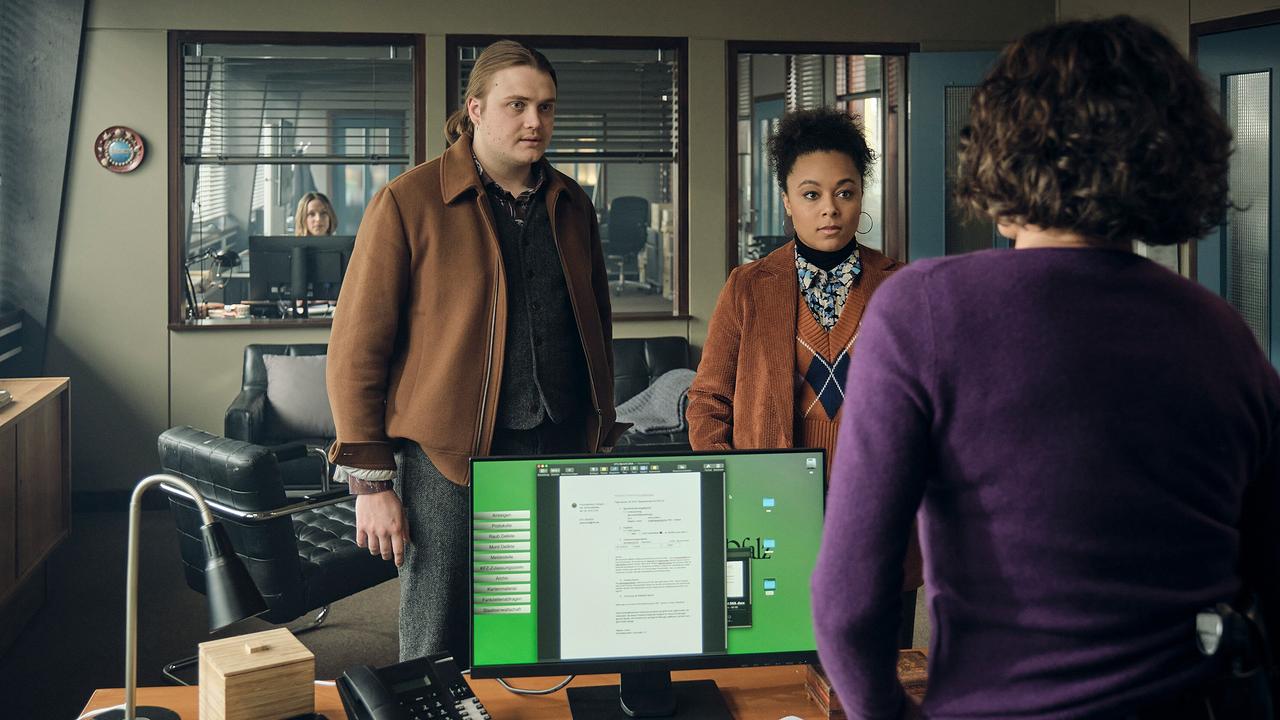 "Tatort: Der Stelzenmann": Nico (Johannes Scheidweiler) und Mara (Davina Chanel Fox) haben selbstständig ermittelt und werden von Lena (Ulrike Folkerts) ein wenig getadelt. Aber das Lob für ihren Einsatz überwiegt.