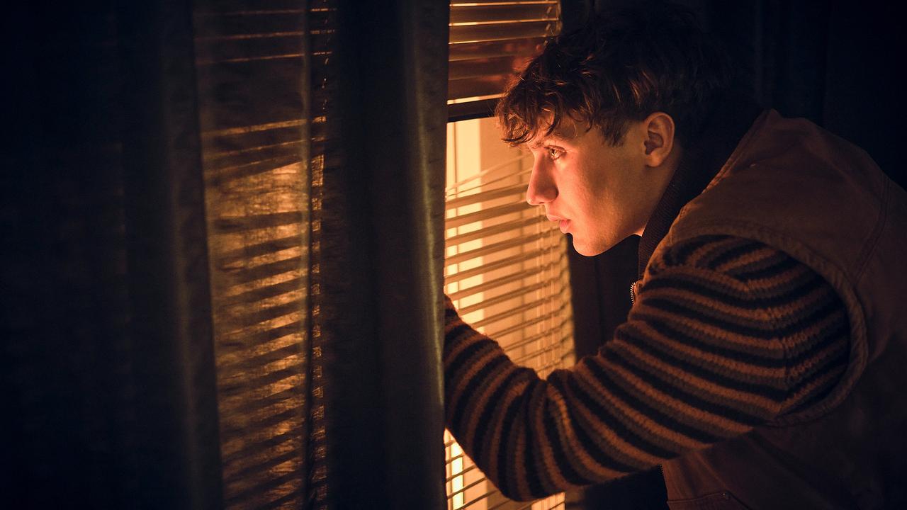 "Tatort: Der Stelzenmann": Swen (Samuel Benito) ist ganz sicher, dass ihm vor der Wohnung jemand auflauert. Das Gefühl ständiger Bedrohung zermürbt ihn.