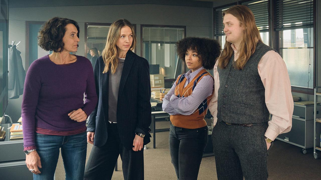 "Tatort: Der Stelzenmann": Mara Herrman (Davina Chanel Fox, 2.v.re.) und Nico Langenkämper (Johannes Scheidweiler, re.) verstärken das Team um Lena Odenthal (Ulrike Folkerts, li.) und Johanna Stern (Lisa Bitter, 2.v.li.).