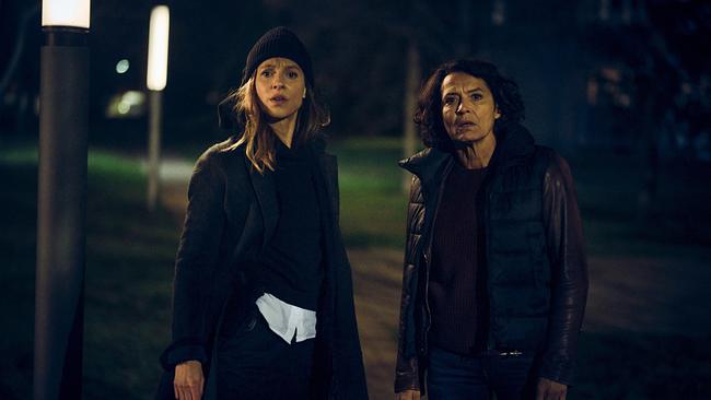 "Tatort: Der Stelzenmann": Johanna Stern (Lisa Bitter) und Lena Odenthal (Ulrike Folkerts) verfolgen ein mysteriöses Wesen.