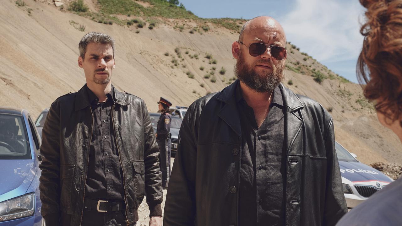 "Tatort – Verschwörung": Victor Rathbone (Holländer), Erol Nowak (Kriminalbeamter)