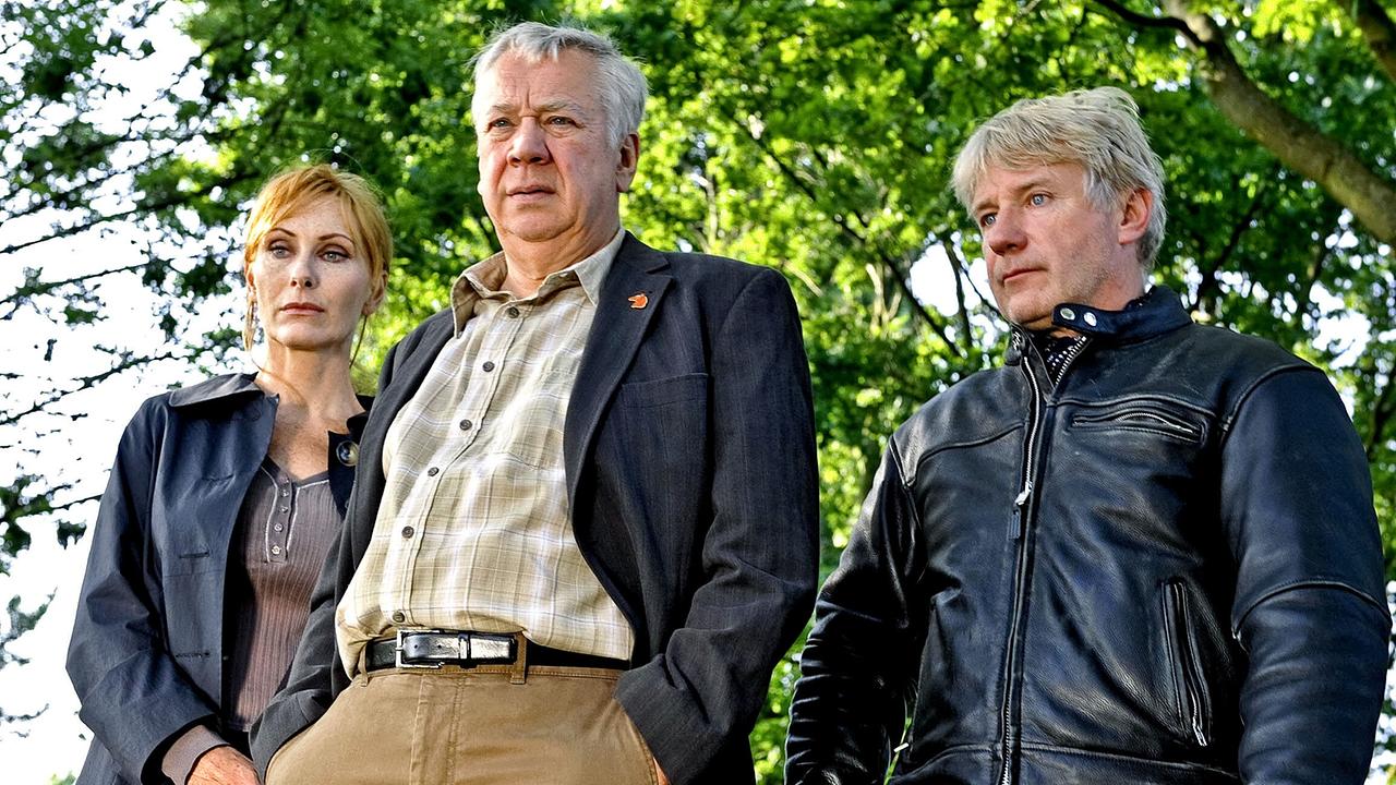 "Tatort: Weil sie böse sind": Die Kommissare Charlotte Sänger (Andrea Sawatzki) und Fritz Dellwo (Jörg Schüttauf, rechts) mit ihrem Chef Rudi Fromm (Peter Lerchbaumer) beim Leichenfundort.