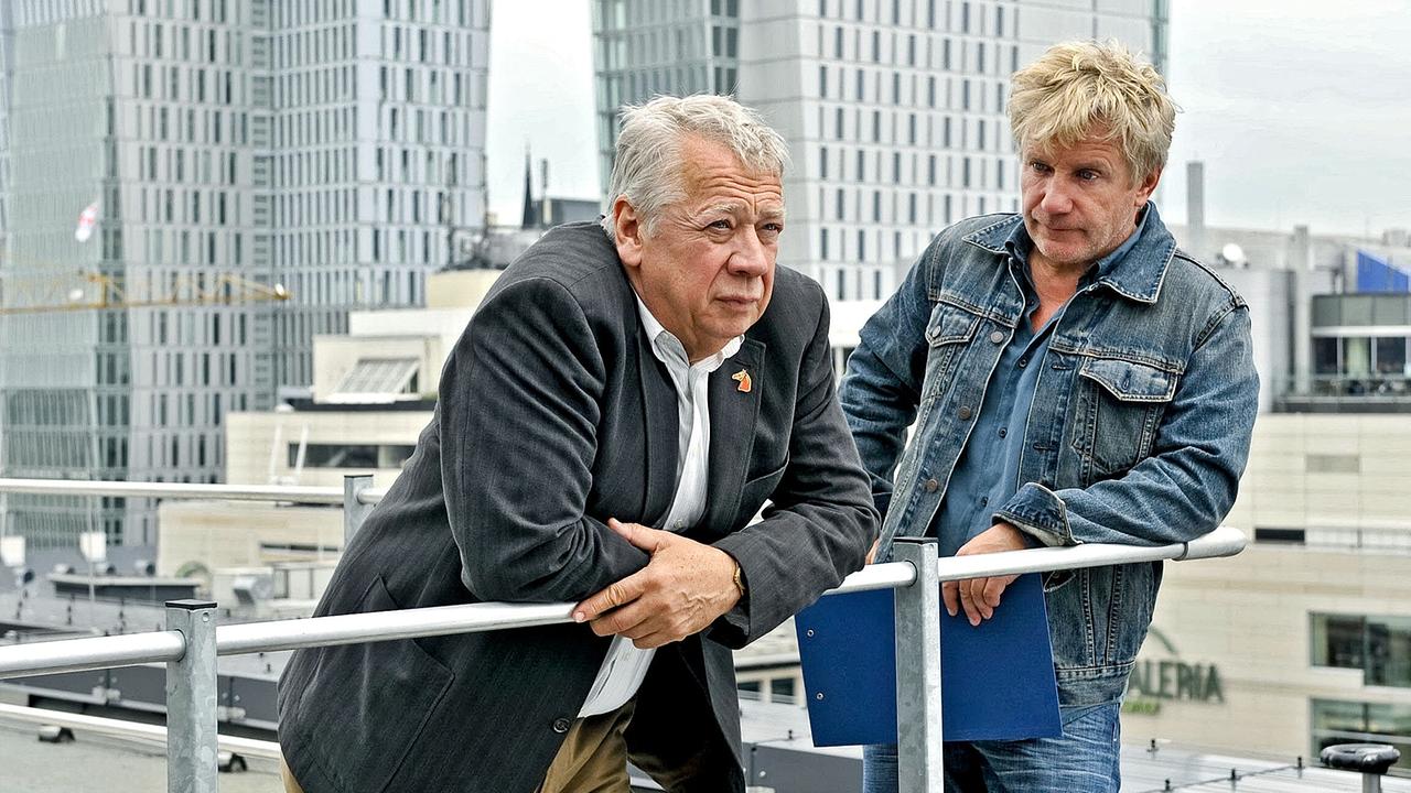 "Tatort: Weil sie böse sind": Rudi Fromm (Peter Lerchbaumer, links) vertraut Fritz Dellwo (Jörg Schüttauf) an, dass er daran denkt, in Rente zu gehen.