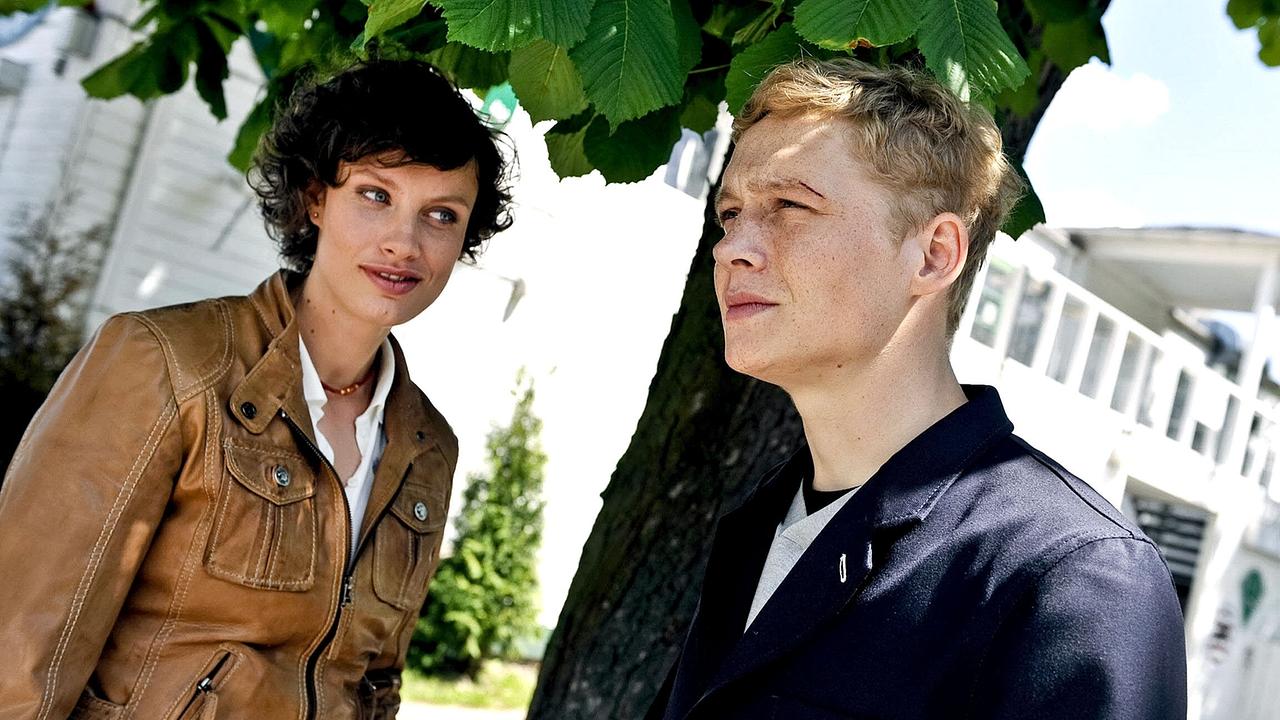 "Tatort: Weil sie böse sind": Esther von Hardendorf (Effi Rabsilber) verschafft Balthasar Staupen (Matthias Schweighöfer) ein Alibi.