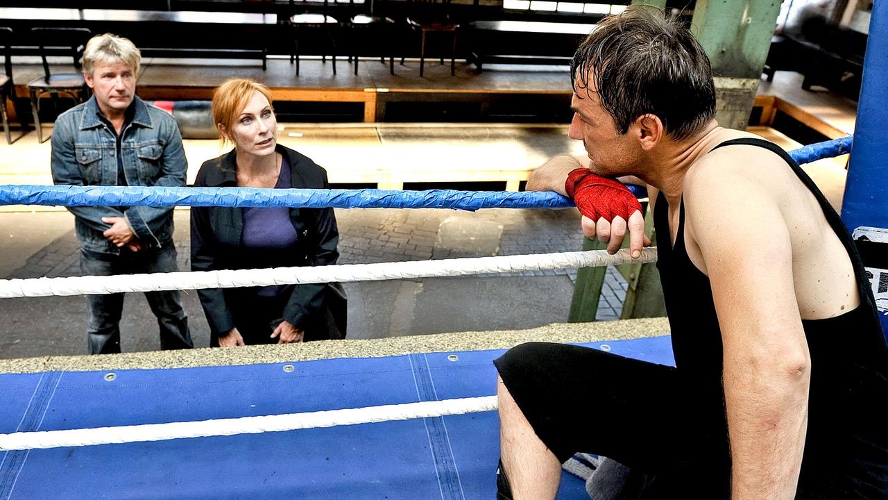 "Tatort: Weil sie böse sind": Die Kommissare Charlotte Sänger (Andrea Sawatzki) und Fritz Dellwo (Jörg Schüttauf, links) verhören Mike Staupen (Peter Davor) zum Mord an seinem Bruder.