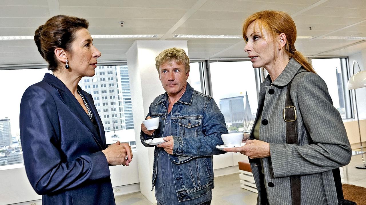 "Tatort: Weil sie böse sind": Die Kommissare Charlotte Sänger (Andrea Sawatzki, rechts) und Fritz Dellwo (Jörg Schüttauf) befragen Freya Staupen (Adele Neuhauser) zum Tode ihres Bruders.