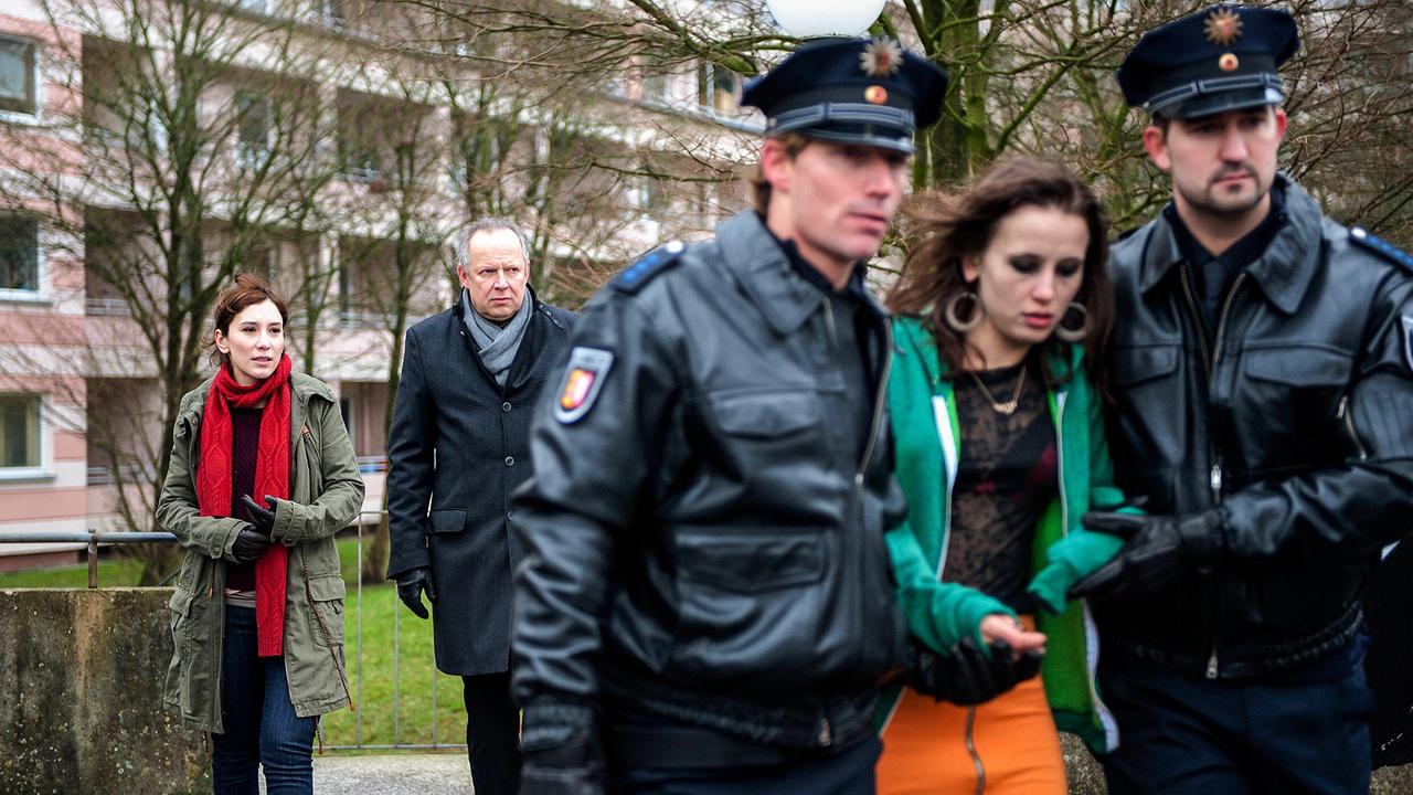 "Tatort: Borowski und der stille Gast": Roswitha (Peri Baumeister) wird von 2 Polizisten abgeführt, begleitet von Borowski (Axel Milberg) und Sarah Brandt (Sibel Kekilli).