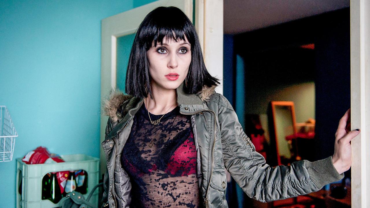 "Tatort: Borowski und der stille Gast": Roswitha (Peri Baumeister) kommt von ihrem Job nach Hause und sucht ihren Sohn.