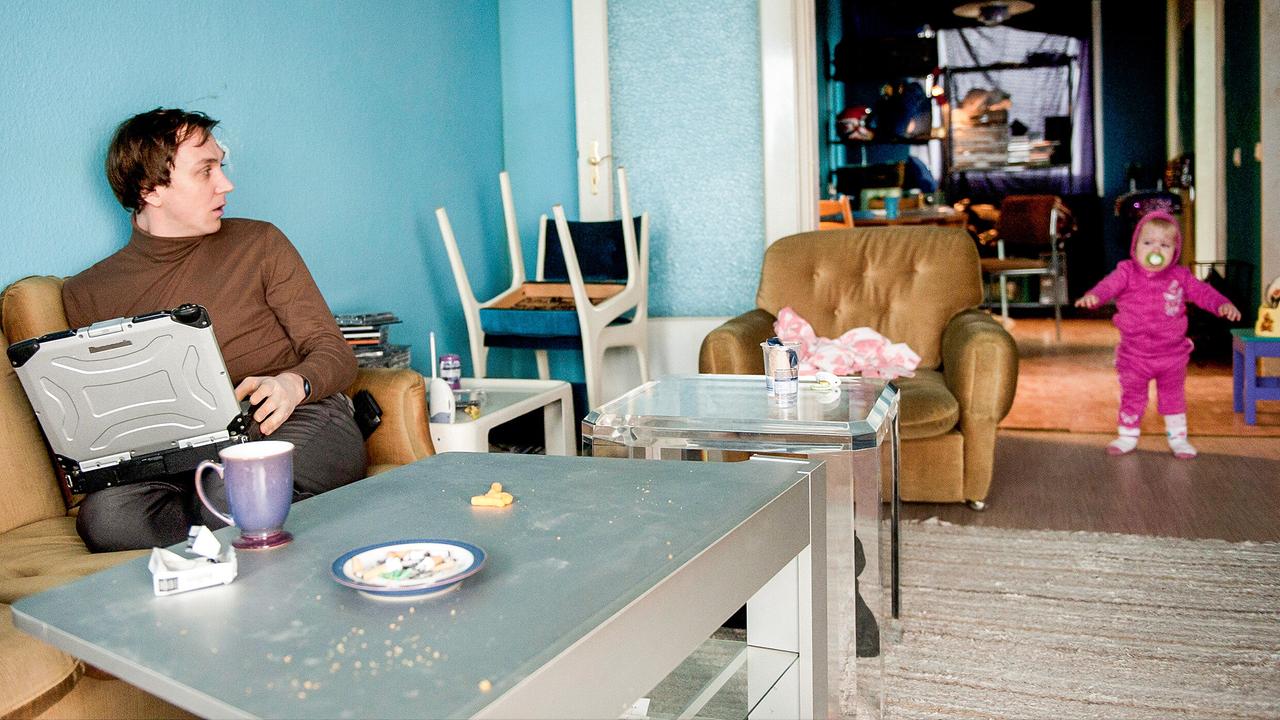 "Tatort: Borowski und der stille Gast": Kai Korthals (Lars Eidinger) findet in Roswithas Wohnung ihren kleinen Sohn.