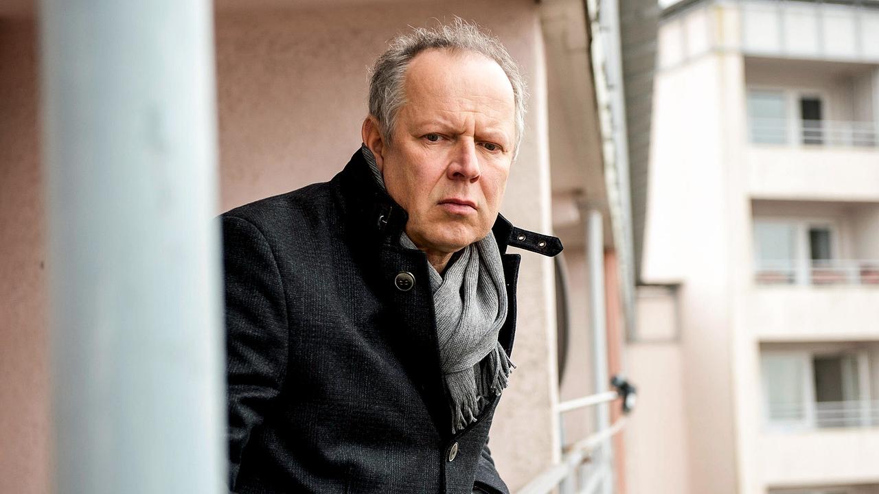 "Tatort: Borowski und der stille Gast": Kommissar Borwoski (Axel Milberg) versucht in Erfahrung zu bringen, wie Roswithas kleiner Sohn aus der Wohnung verschwinden konnte.