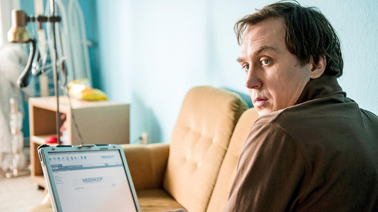 "Tatort: Borowski und der stille Gast": Kai Korthals (Lars Eidinger) recherchiert in der fremden Wohnung die Identität von Sarah Brandt.