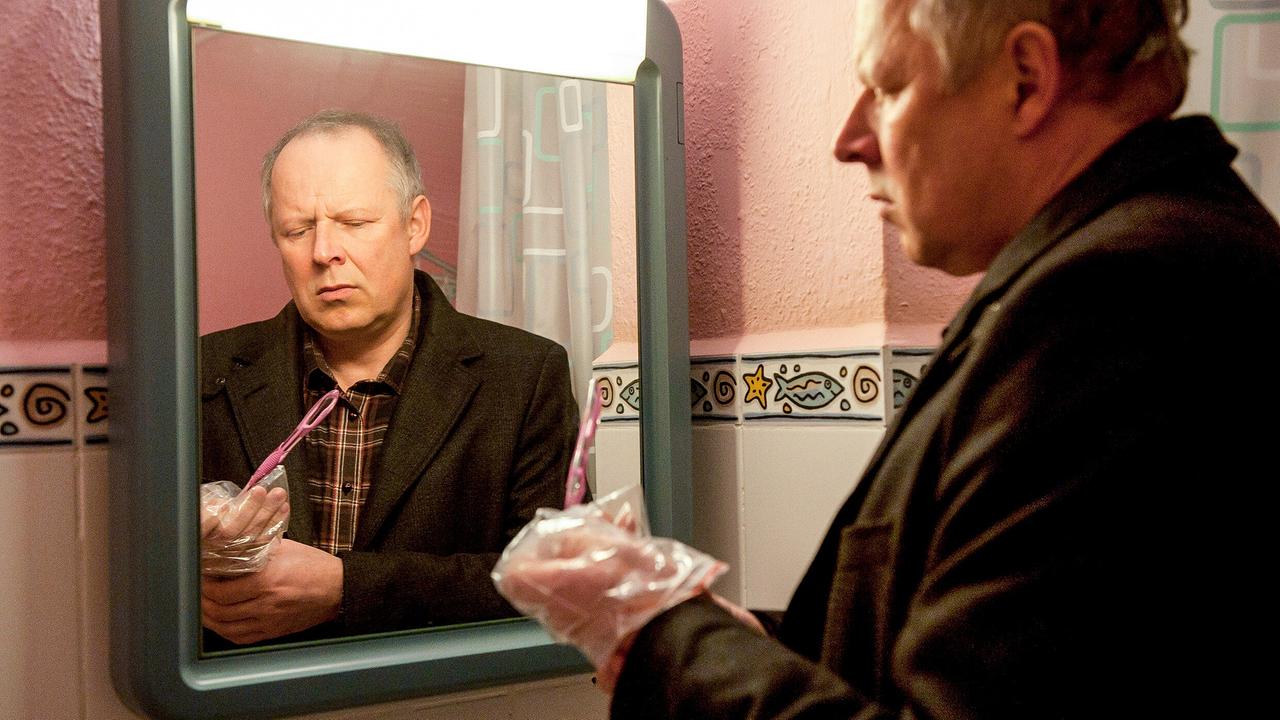 "Tatort: Borowski und der stille Gast": Kommissar Borowski (Axel Milberg) hat eine Ahnung und untersucht die Zahnbürste des Opfers.